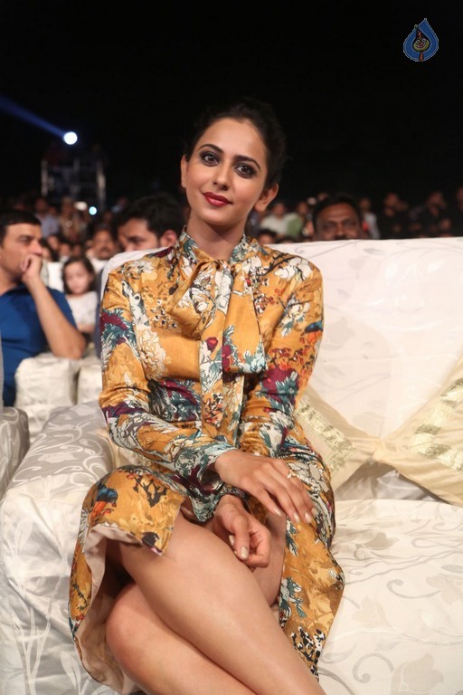 Rakul Preet at Dhruva Pre Release Function  - 8 / 38 photos