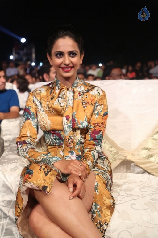 Rakul Preet at Dhruva Pre Release Function  - 22 / 38 photos