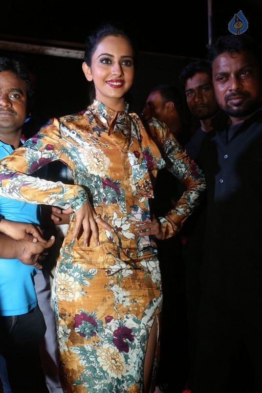Rakul Preet at Dhruva Pre Release Function  - 30 / 38 photos