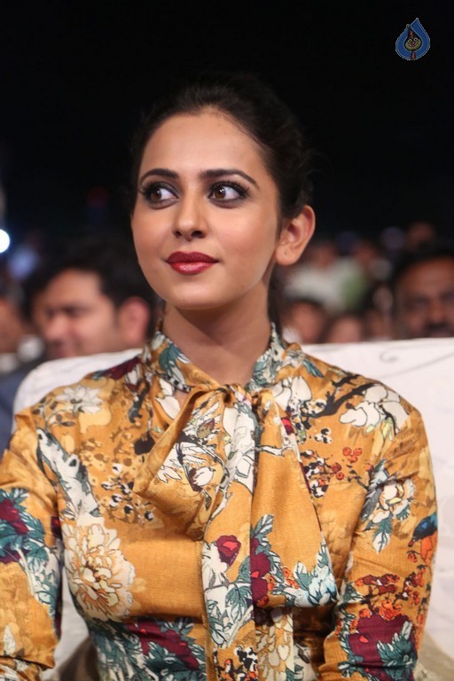 Rakul Preet at Dhruva Pre Release Function  - 37 / 38 photos