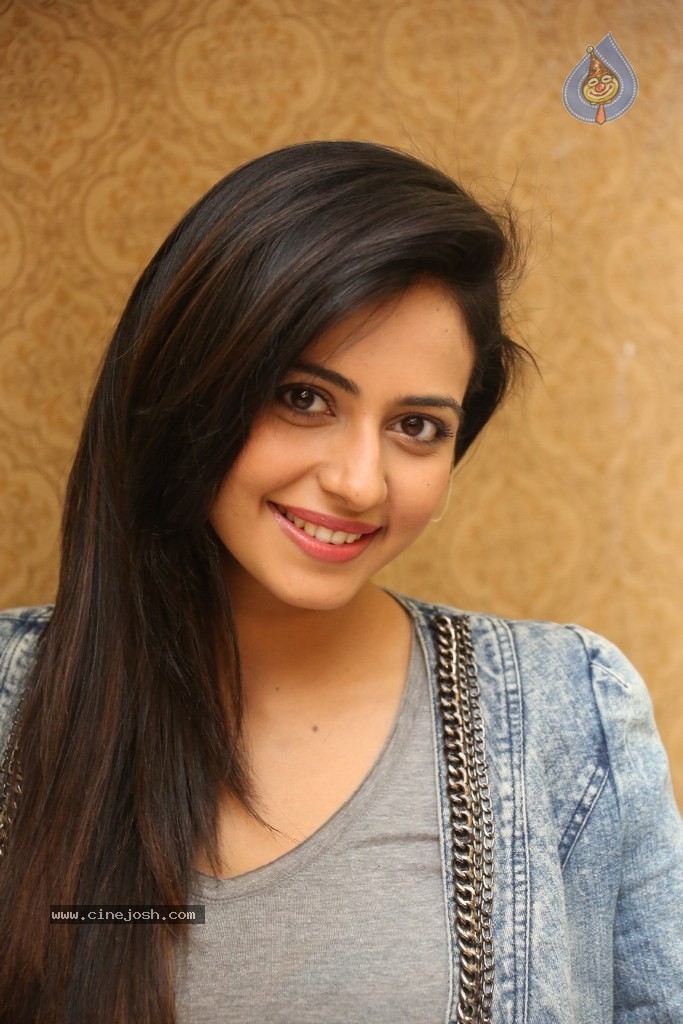 Rakul Preet Singh Latest Stills - 109 / 126 photos