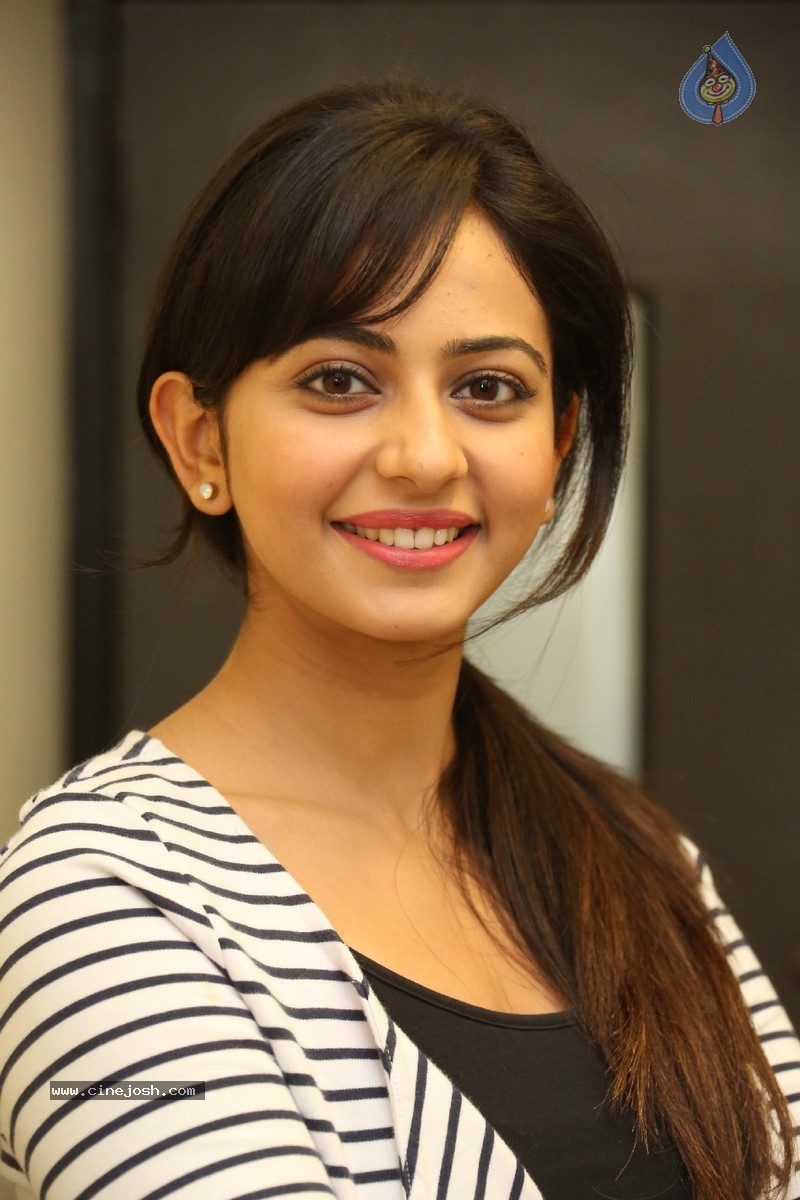 Rakul Preet Singh Latest Stills - 43 / 98 photos