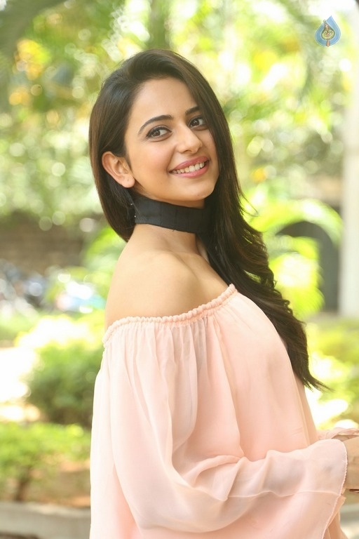 Rakul Preet Singh New Images - 15 / 21 photos