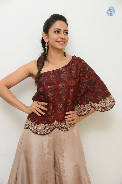 Rakul Preet Singh New Images - 4 / 32 photos