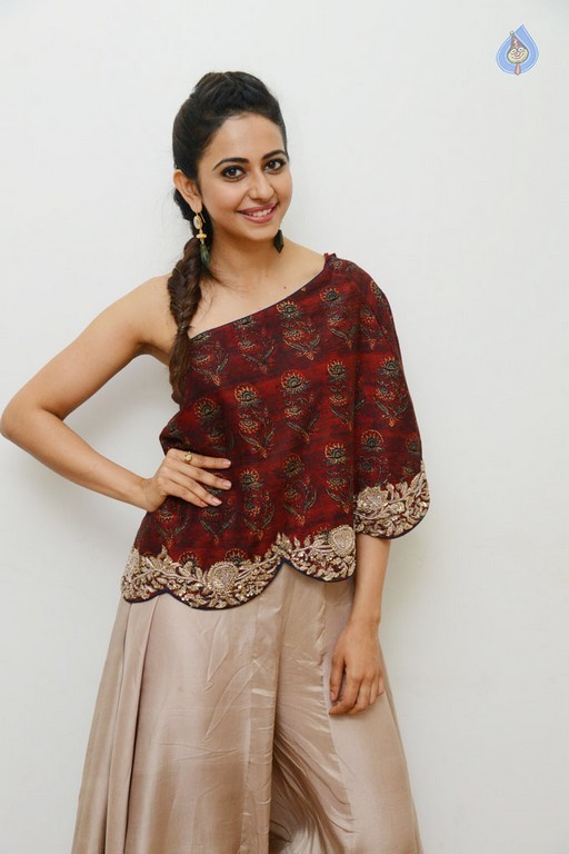 Rakul Preet Singh New Images - 21 / 32 photos