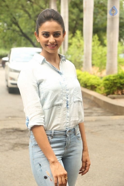 Rakul Preet Singh New Photos - 14 / 35 photos