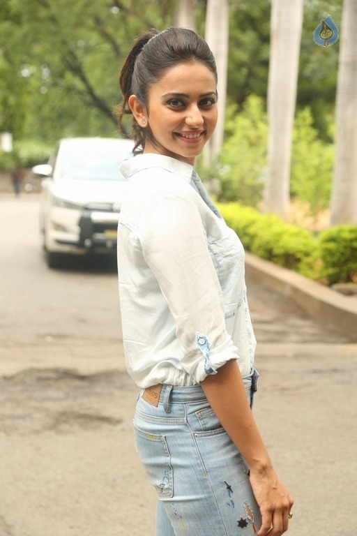 Rakul Preet Singh New Photos - 15 / 35 photos