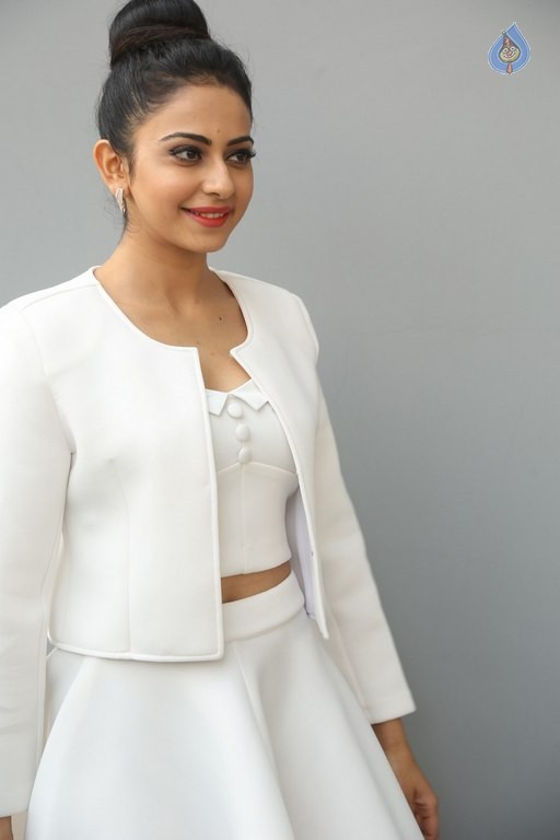 Rakul Preet Singh New Pics - 17 / 47 photos