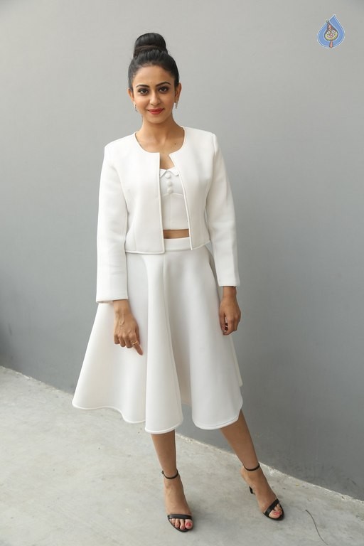Rakul Preet Singh New Pics - 18 / 47 photos