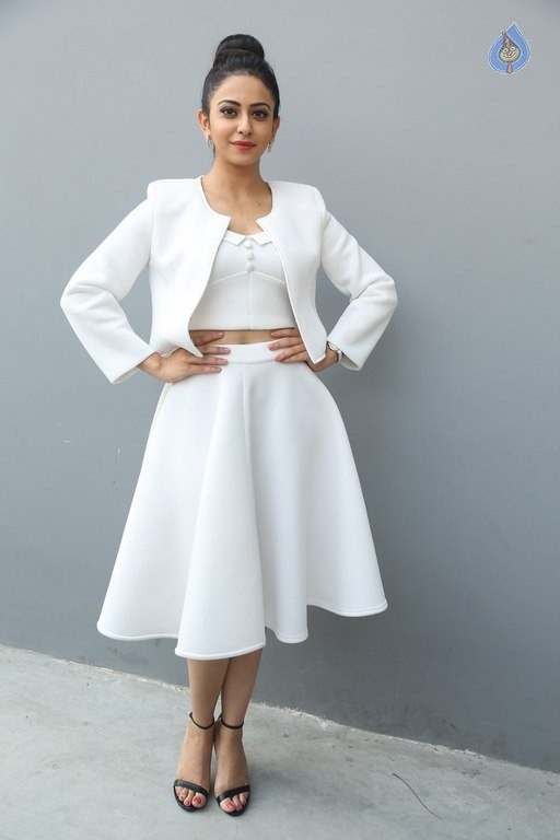 Rakul Preet Singh New Pics - 19 / 47 photos