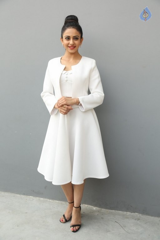 Rakul Preet Singh New Pics - 21 / 47 photos
