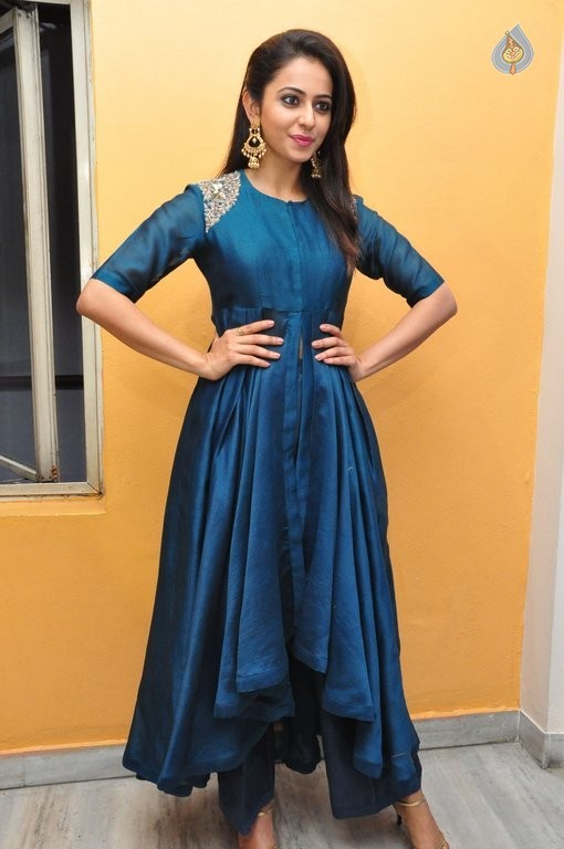 Rakul Preet Singh New Pics - 23 / 36 photos