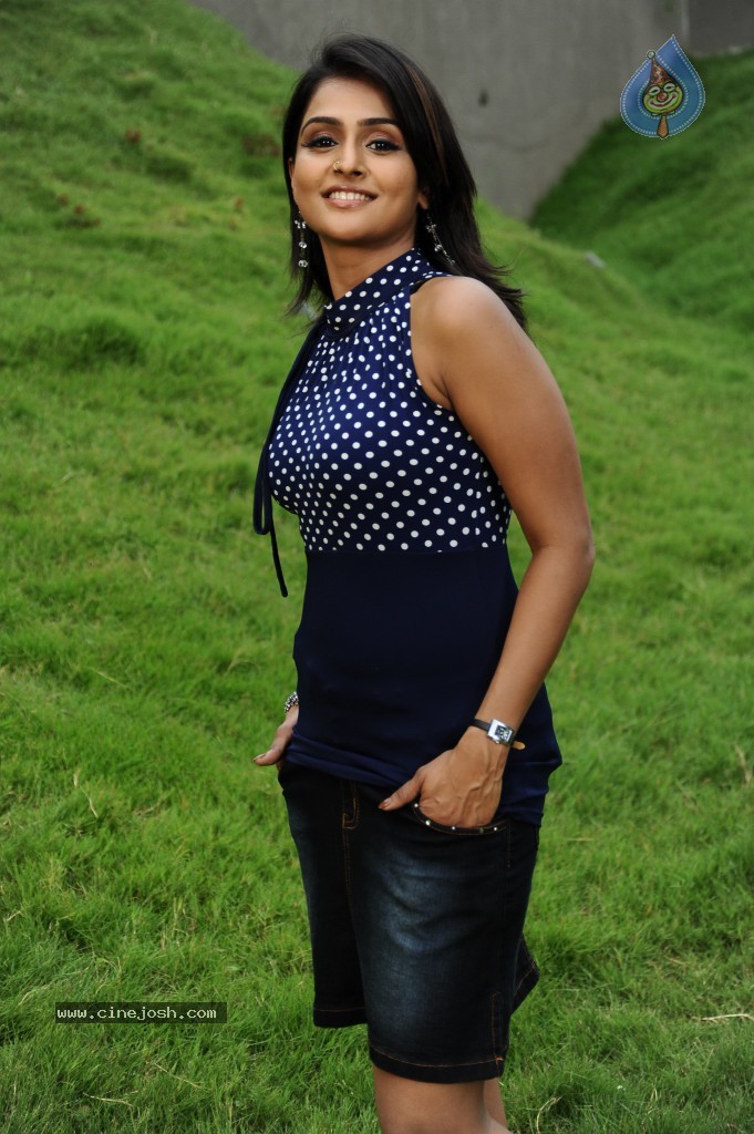 Ramya Nambeesan New Stills - 33 / 76 photos