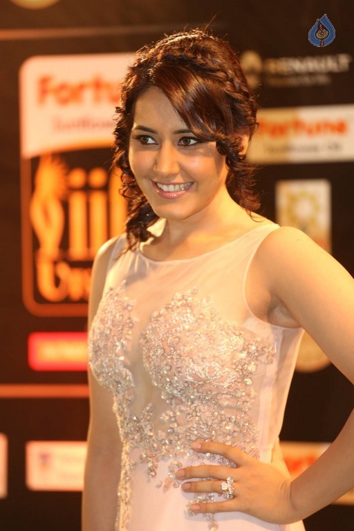 Rashi Khanna Gallery - 24 / 25 photos