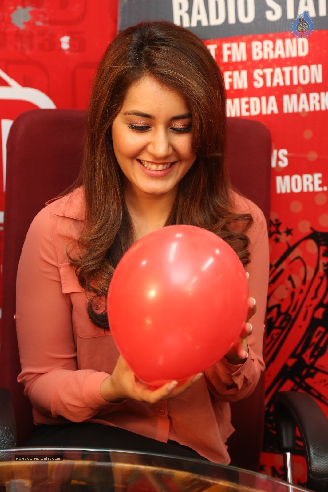 Rashi Khanna Latest Gallery - 20 / 33 photos