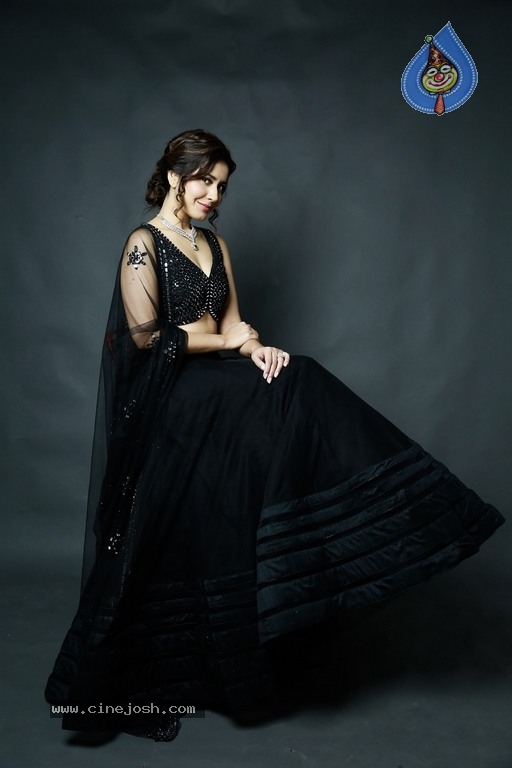Rashi Khanna Latest Pics - 5 / 14 photos