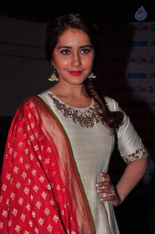 Rashi Khanna New Images - 12 / 39 photos