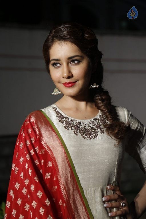 Rashi Khanna New Images - 34 / 39 photos