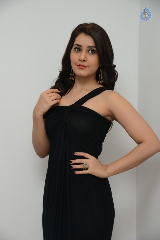 Rashi Khanna New Photos - 25 / 49 photos