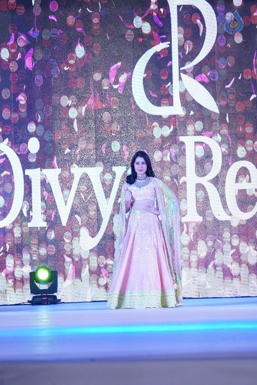 Rashi Khanna New Pics - 19 / 41 photos