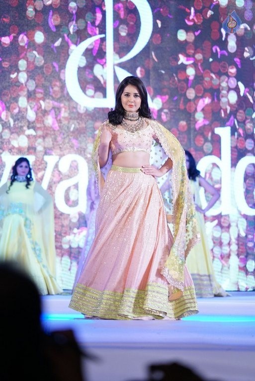 Rashi Khanna New Pics - 29 / 41 photos