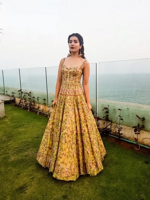 Rashi Khanna Photos - 1 / 8 photos