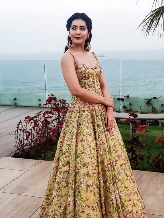 Rashi Khanna Photos - 4 / 8 photos