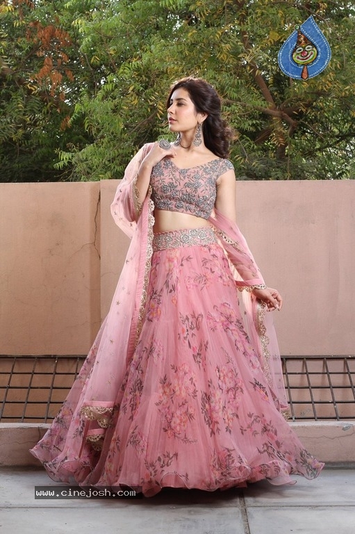 Rashi Khanna Photos - 2 / 3 photos