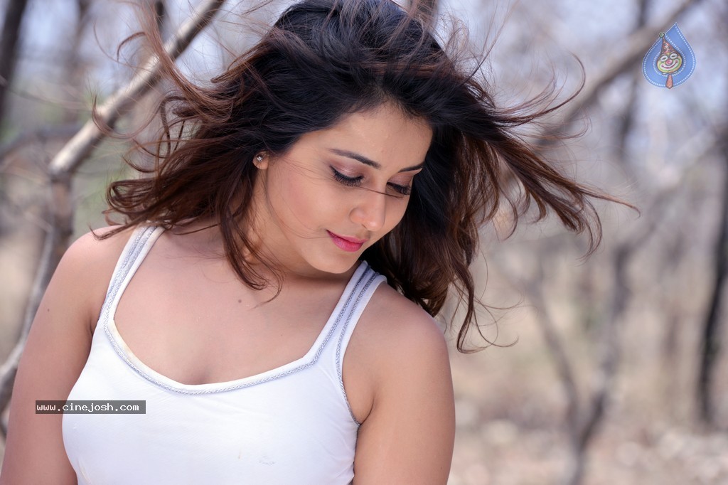 Rashi Khanna Stills - 13 / 23 photos