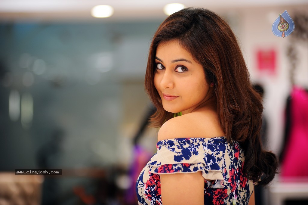 Rashi Khanna Stills - 20 / 23 photos