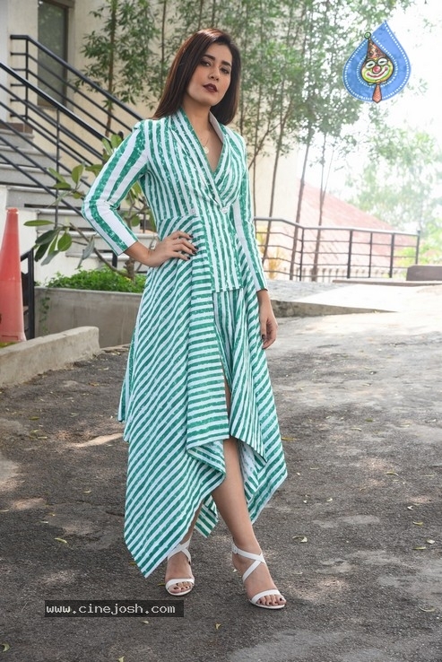 Rashi Khanna Stills - 8 / 21 photos