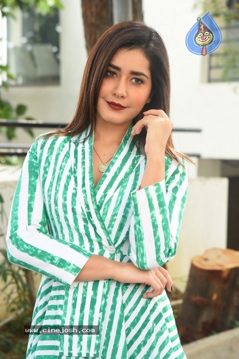 Rashi Khanna Stills - 13 / 21 photos