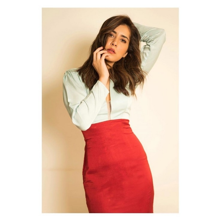 Rashi Khanna Stills - 10 / 11 photos