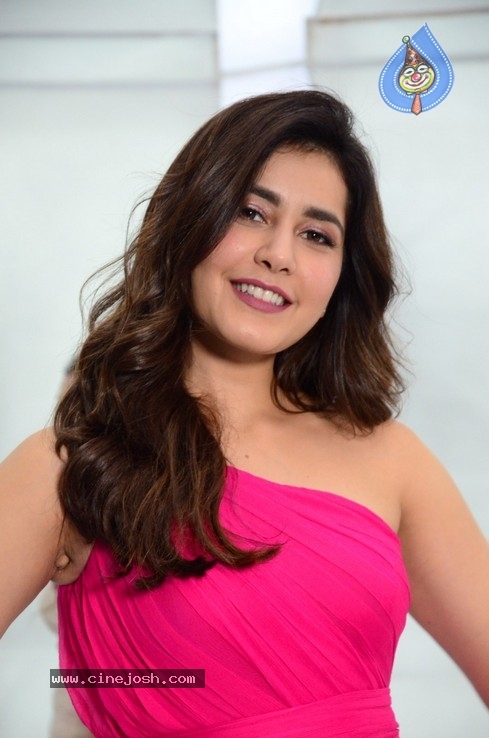 Rashi Khanna Stills - 5 / 19 photos