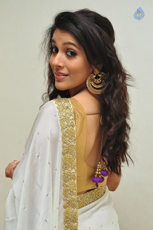 Rashmi Gautam Latest Pics - 29 / 42 photos