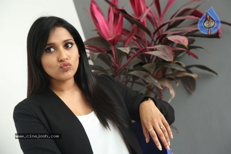 Rashmi Gautam New Stills - 17 / 31 photos