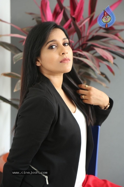 Rashmi Gautam New Stills - 22 / 31 photos