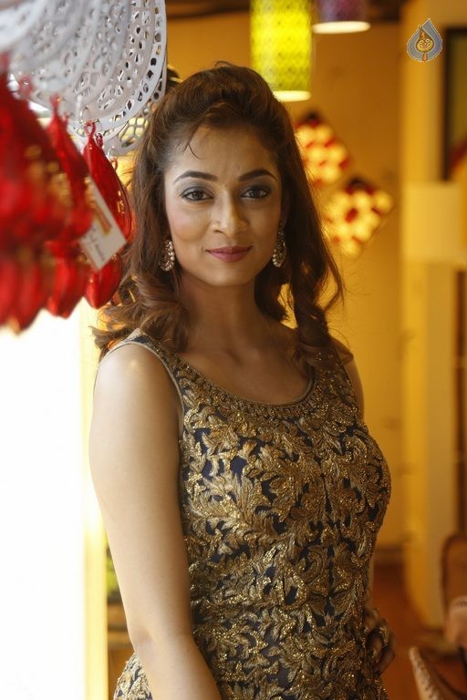 Rashmi Thakur Latest Photos - 42 / 58 photos