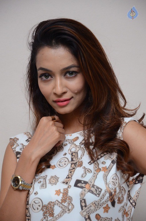 Rashmi Thakur New Pics - 23 / 31 photos
