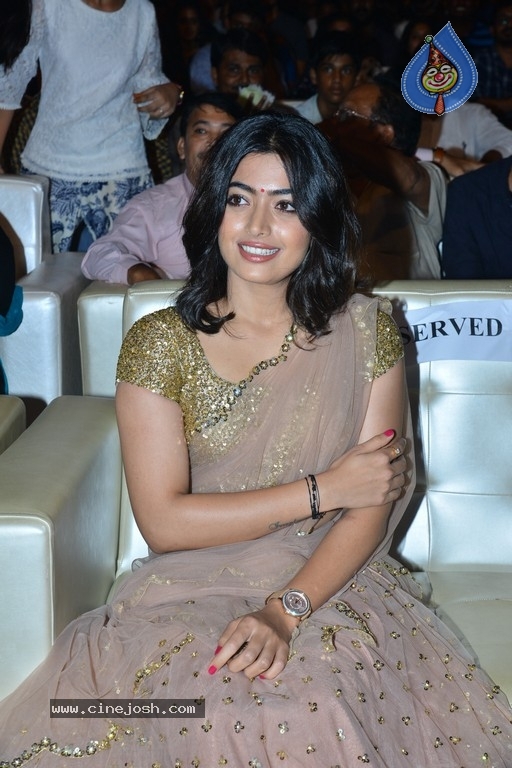 Rashmika Mandanna flaunts her curves in strapless black gown