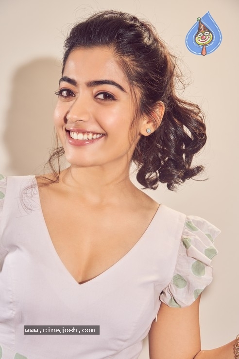 Rashmika New Stills - 7 / 8 photos