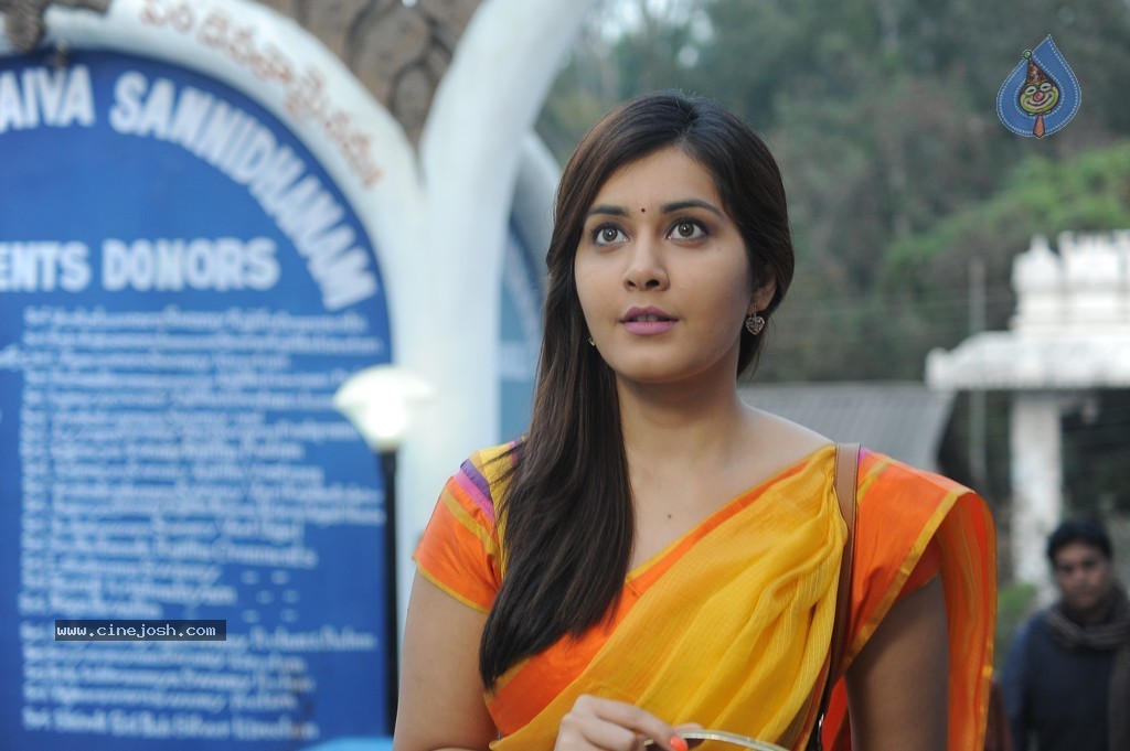 Rasi Khanna New Stills - 11 / 12 photos