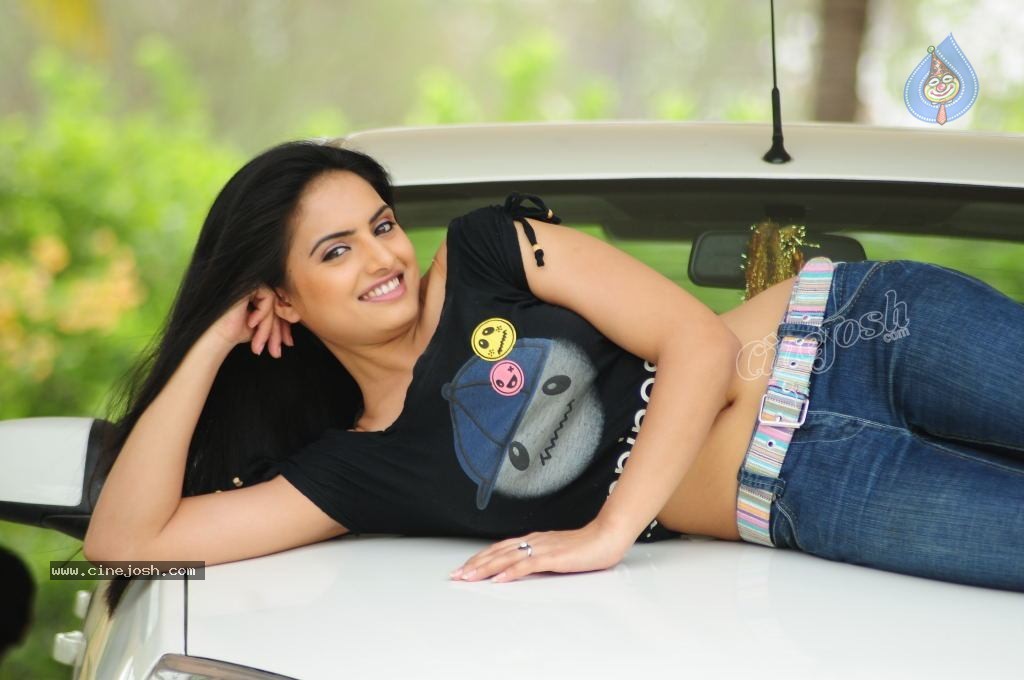 Reetu Hot Photo Gallery - 16 / 47 photos