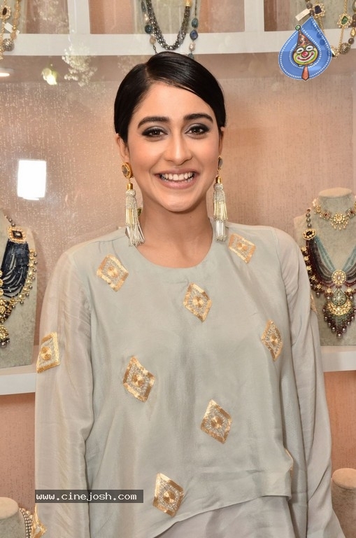 Regina Cassandra Gallery - 7 / 63 photos