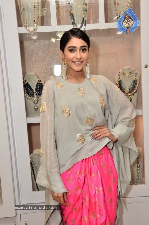 Regina Cassandra Gallery - 18 / 63 photos