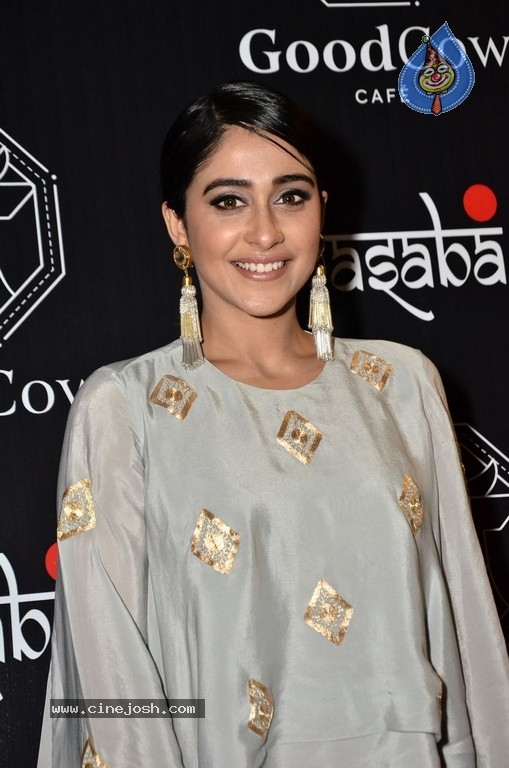 Regina Cassandra Gallery - 20 / 63 photos