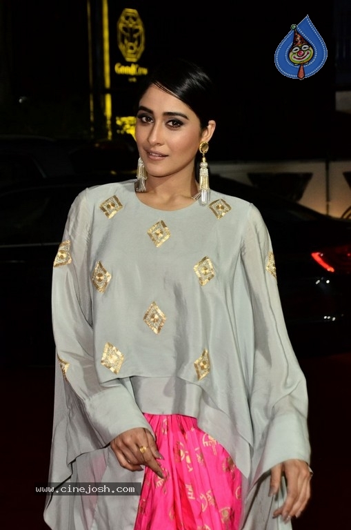 Regina Cassandra Gallery - 22 / 63 photos