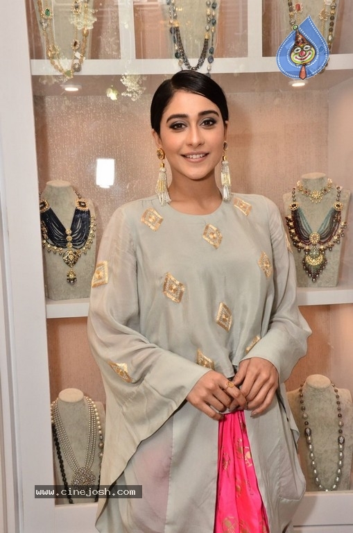 Regina Cassandra Gallery - 27 / 63 photos