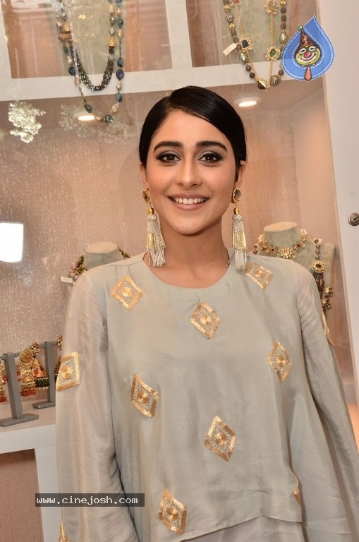 Regina Cassandra Gallery - 29 / 63 photos