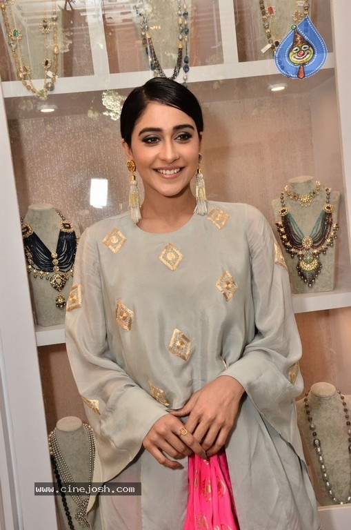 Regina Cassandra Gallery - 35 / 63 photos